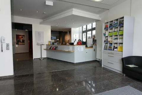 Modernes Büro der Bryzolas GmbH in Berlin mit Klimaanalyse-Displays